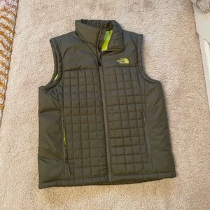 MENS NORTH FACE PUFFER VEST IN GREAT CONDITION (SIZE LARGE)